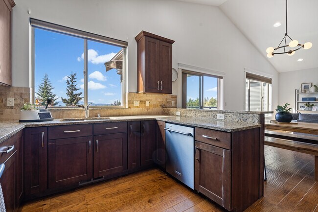 Vistas a la bahía desde toda la casa, incluido el fregadero de la cocina. - 3309 Stonecrop Way