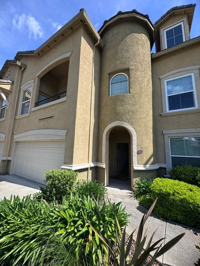 Building Photo - 2 Bedroom 2 Bathroom Condo With A Large Loft