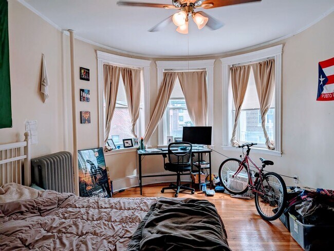 Foto del edificio - $500 rebate upon closing!  Affordable Brookline Apt for Grads and working pros!  Huge Rooms, Beau...