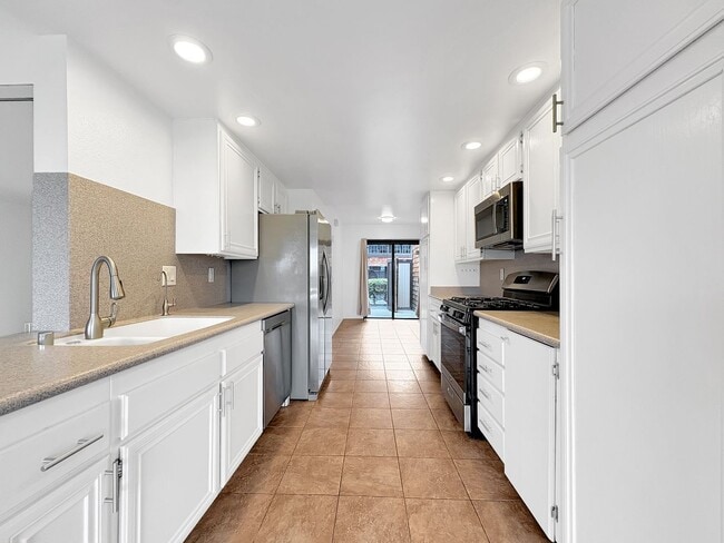 Building Photo - Incredible 2BD/2.5BA w/Ocean Views and Acr...