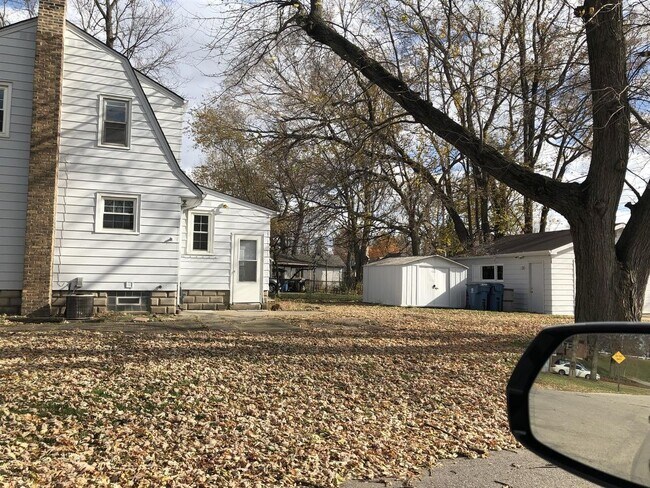 Building Photo - 2604 Wicker Avenue