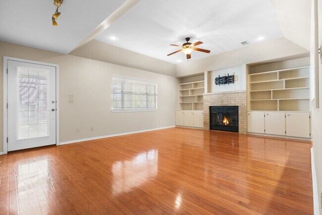 Foto del edificio - Charming Home Awaits: Spacious & Modern Li...