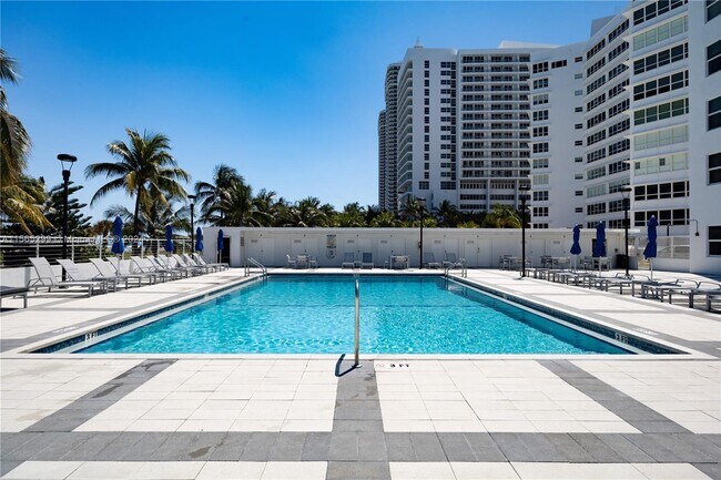 Foto del edificio - 5001 Collins Ave