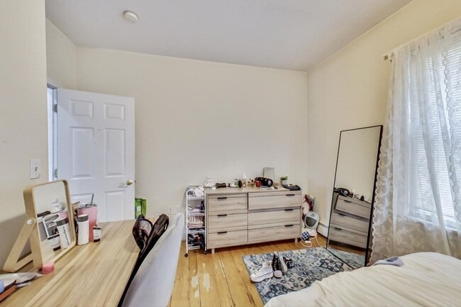 Building Photo - Affordable 4-Bed Apartment Near Northeaste...