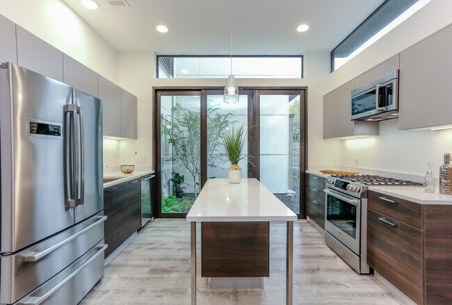 Building Photo - 3404 Saltus St