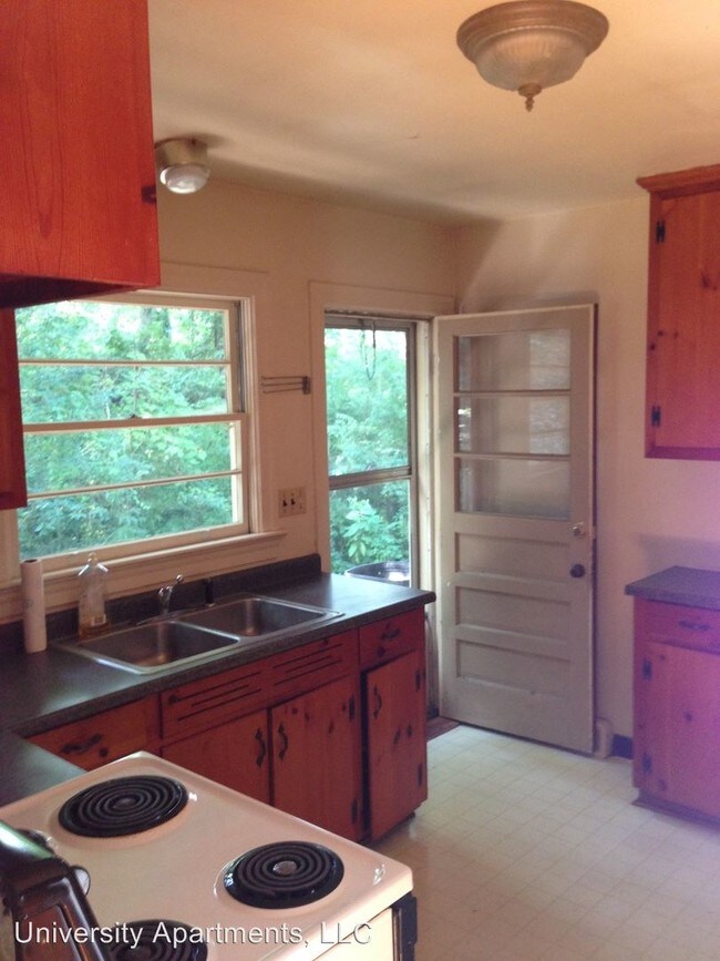 Building Photo - 821 Cabell Ave