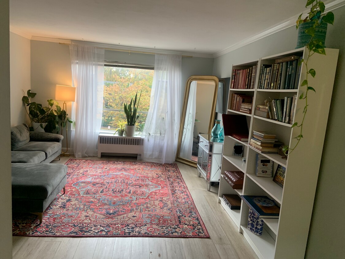 Foto principal - 10400 Montrose Ave