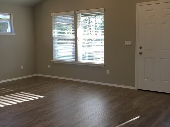 Building Photo - 608 N Trinity Way