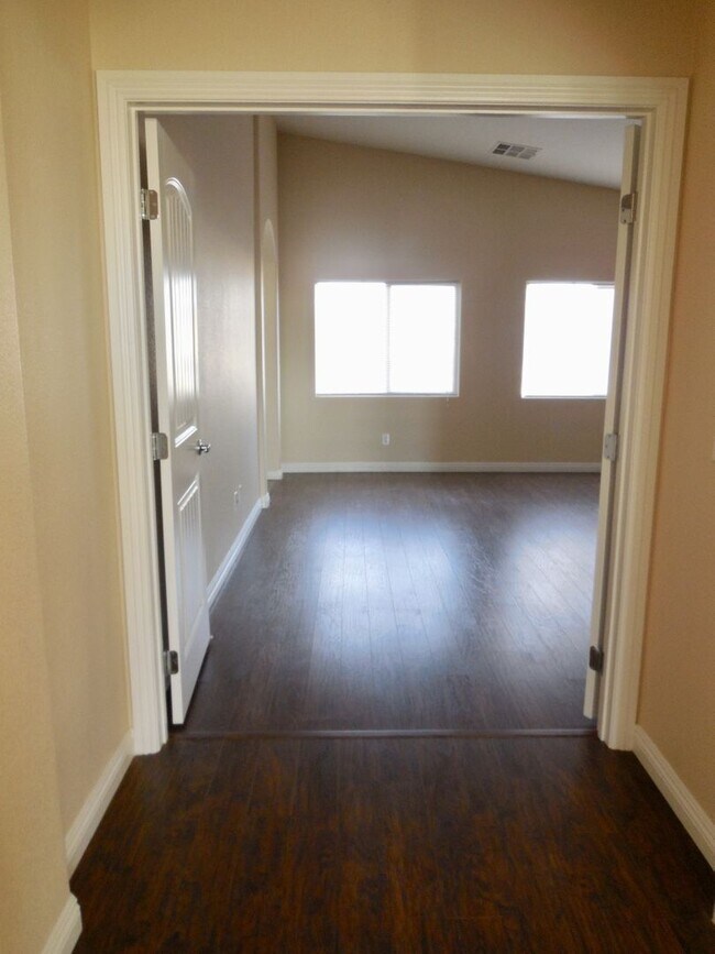 Foto del edificio - Spacious House w/Tons of Storage,Tile & Wo...