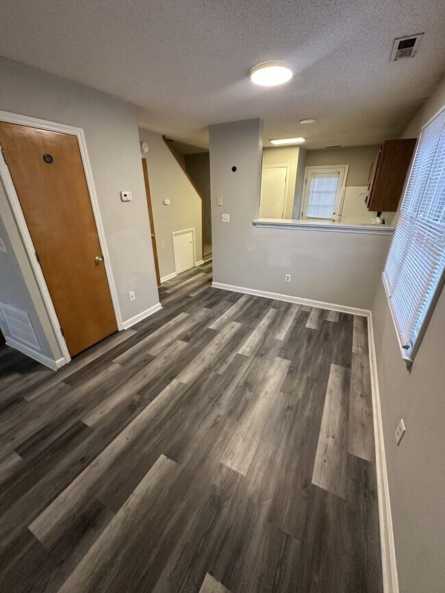 Building Photo - 2 Bedroom 1.5 Bathroom Townhome