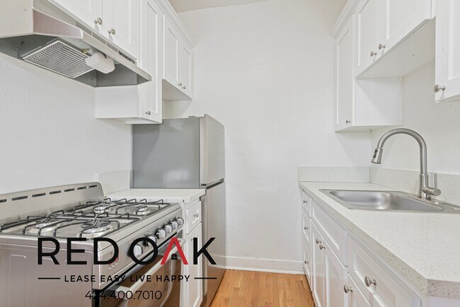 Foto del edificio - Welcoming Studio with Hardwood Style Floor...
