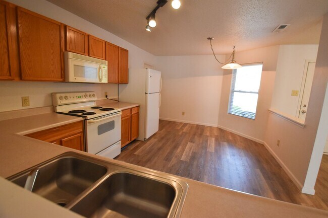 Foto del edificio - 551 Runnymede Ct