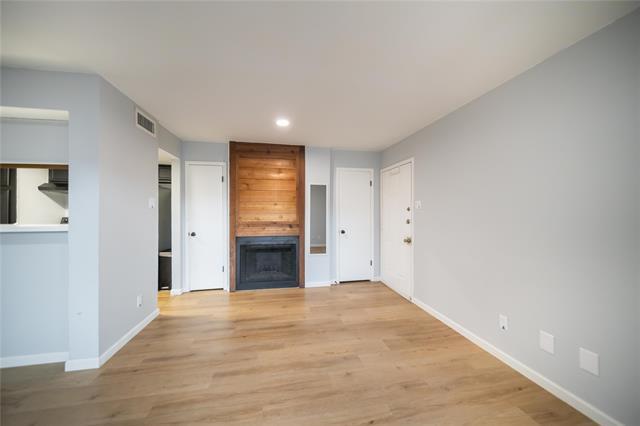 Foto del edificio - 9170 Forest Ln