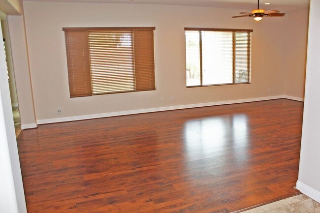 Building Photo - 3 bed with den pool and gas fireplace