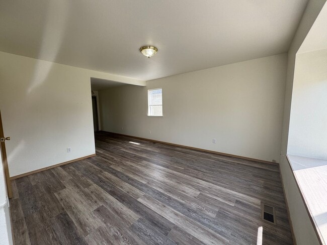 Building Photo - 2 Bed 1.5 Bath Unit!