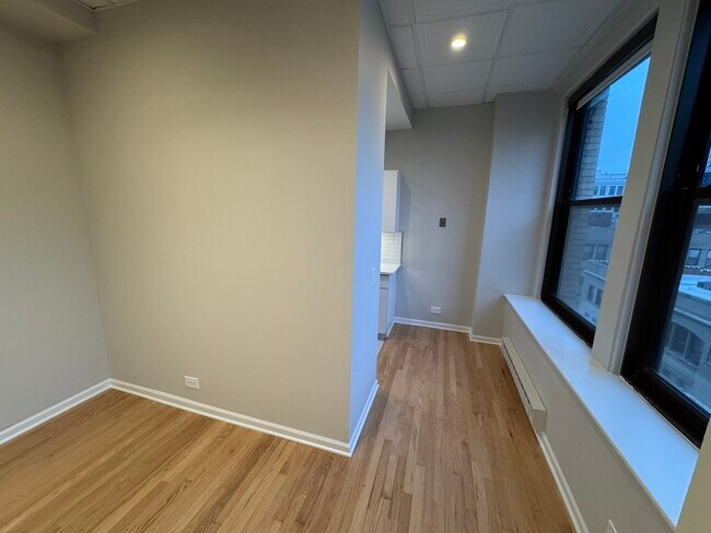 Building Photo - 600 S Dearborn St