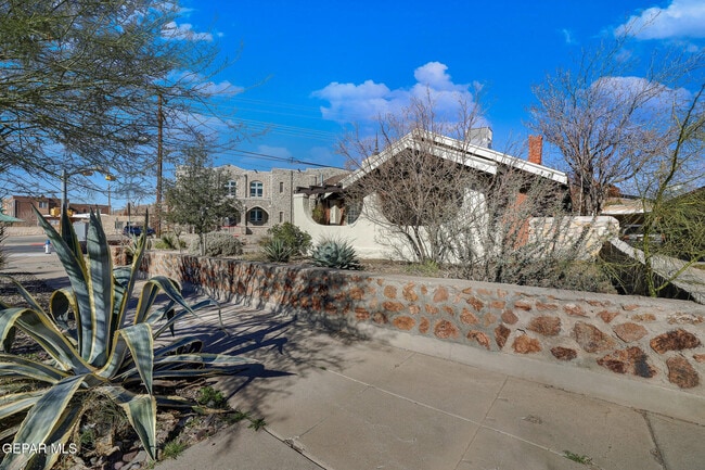 Building Photo - 2901 Grant Ave