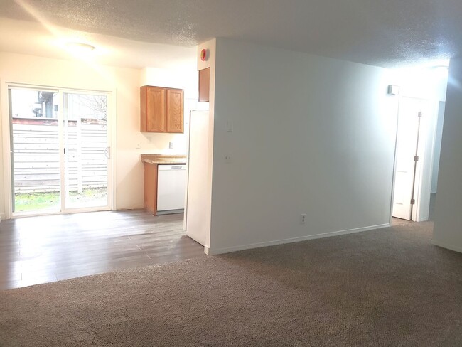 Building Photo - Updated 2 Bedroom, 1 Bathroom Duplex in the Heart of North Portland