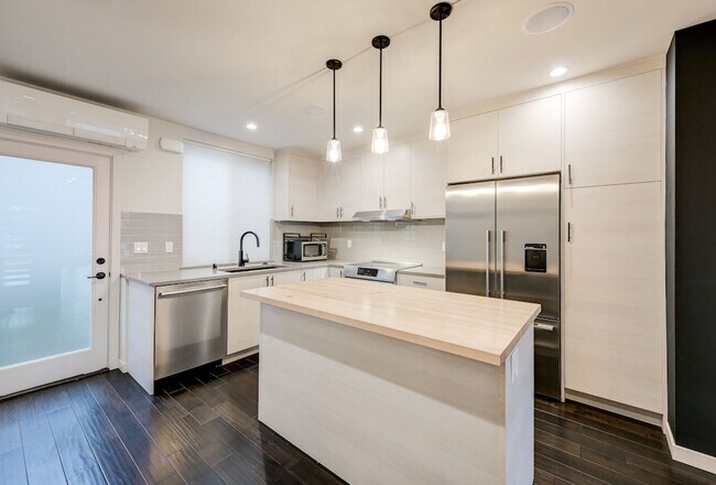 Foto del edificio - Gorgeous 3Bed/2.5 Bath Townhome in Queen Anne!