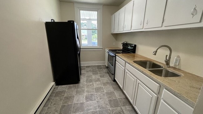 Building Photo - 128 College Cir