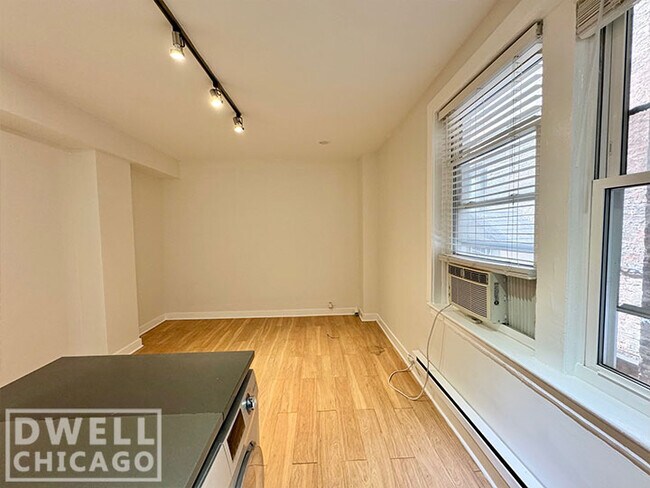 Foto del edificio - 541 W Belmont Ave