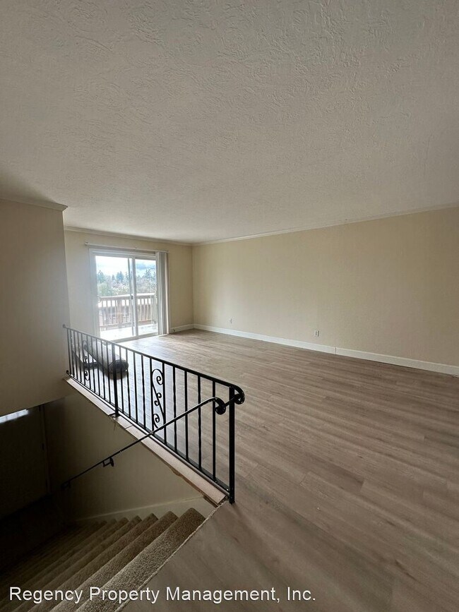 Building Photo - 2 br, 1 bath House - 1045 SW Bertha Blvd, #3