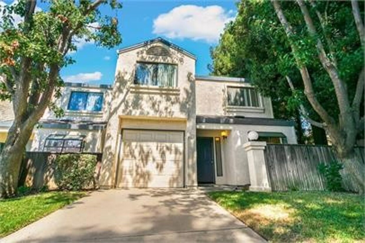 Primary Photo - AVAILABLE October 15! Great 2 bedroom, 1.5...