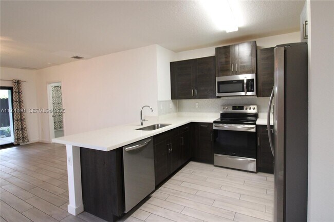 Foto del edificio - 561 NE 6th Pl