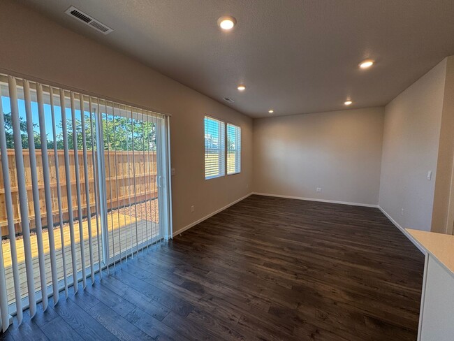 Building Photo - 4 Bedroom, 2 1/2 Bath Home in Marcola Meadows