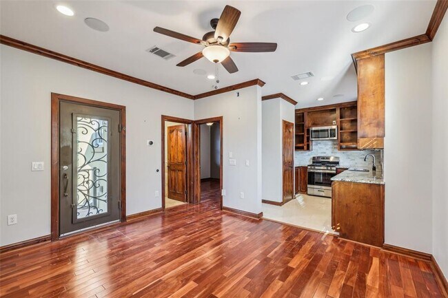Building Photo - Luxury 1X1 East of Downtown