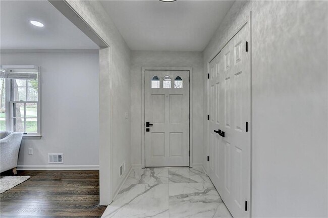 Building Photo - 1450 Cedarhurst Dr