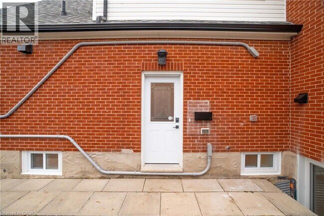 Building Photo - 22 Ash St