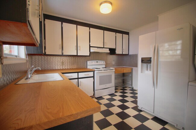 Building Photo - Beautiful 3 Bedroom 1.5 Bath Home Availabl...