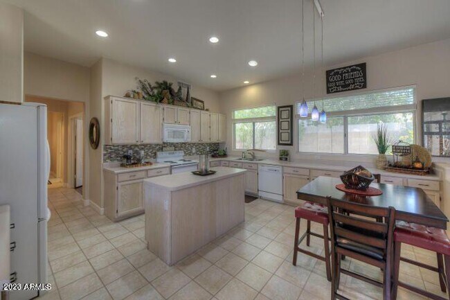 Foto del edificio - 5501 E Blanche Dr