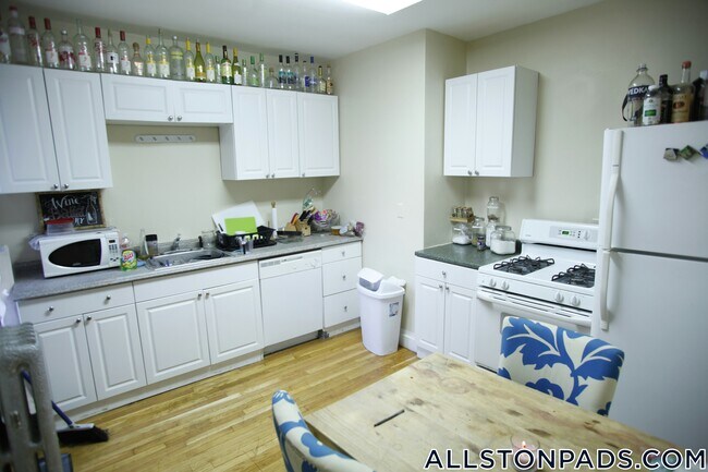 Building Photo - 192 Kelton St