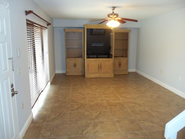 Building Photo - 1122 11th Way