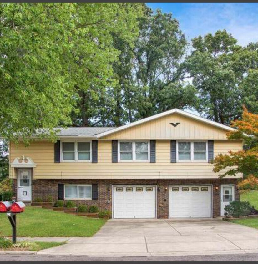 Primary Photo - 2737 W Millbrook Ct