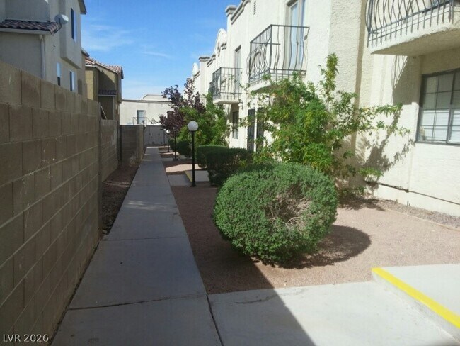 Foto del edificio - 7030 Burcot Ave