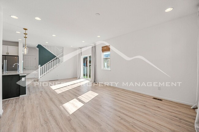 Building Photo - Spacious Home with Fenced Yard and Washer/Dryer