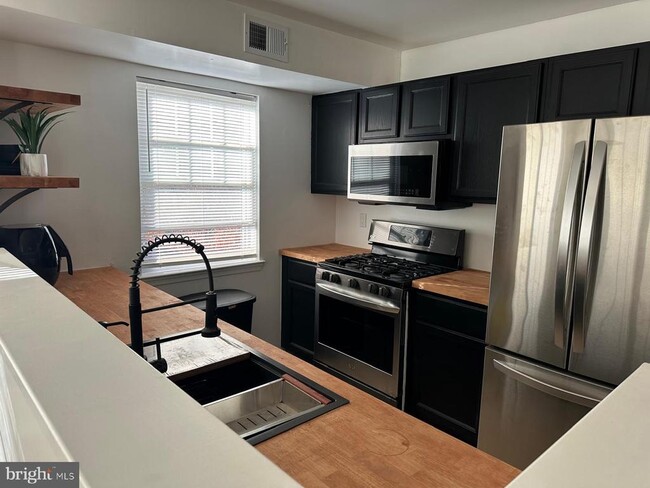 Foto del edificio - 13900 Farnsworth Ln