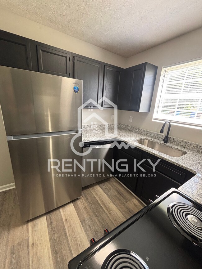 Foto del edificio - Newly Renovated 2-Bed, 1.5-Bath Townhome with Garage!