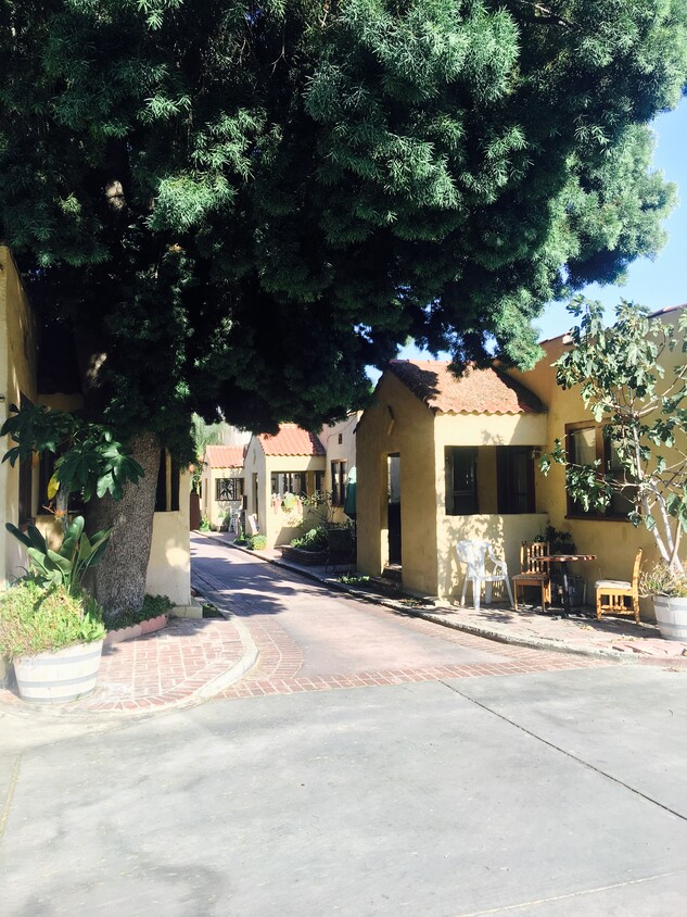 Foto principal - 5031 Bakman Ave