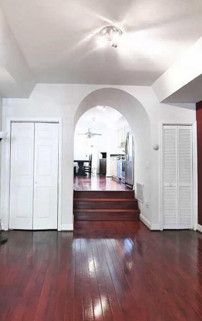 Foto del edificio - Charming Spacious row home in great downto...