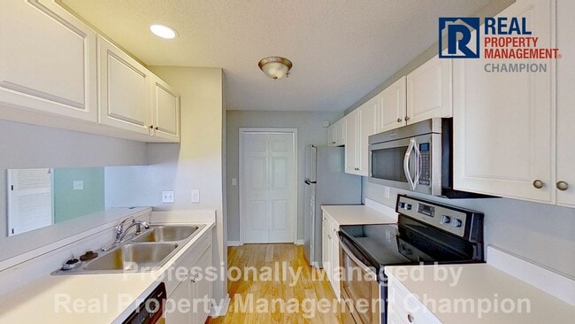 Building Photo - Spacious Upper Level Condo w/Open Floorplan and Split Bedrooms