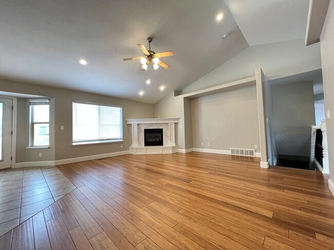 Building Photo - 5 Bedroom/3 Bathroom Home in Lehi