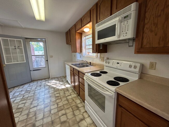 Building Photo - Cozy 2 Bedroom 1 Bath w/ all amenities and...