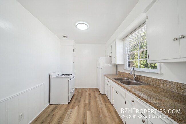 Foto del edificio - 5329 Vantage Ave