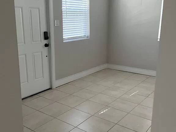 Building Photo - 1906 N Mitchell Ave