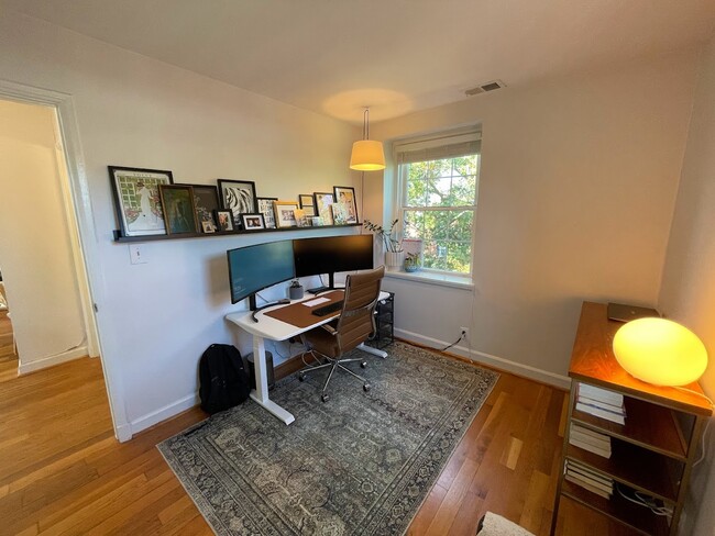 Smaller Bedroom - 2916 S Buchanan St