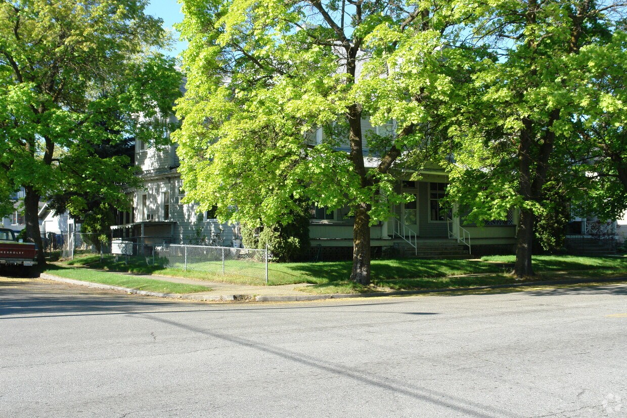 Building Photo - 1101 W Maxwell Ave